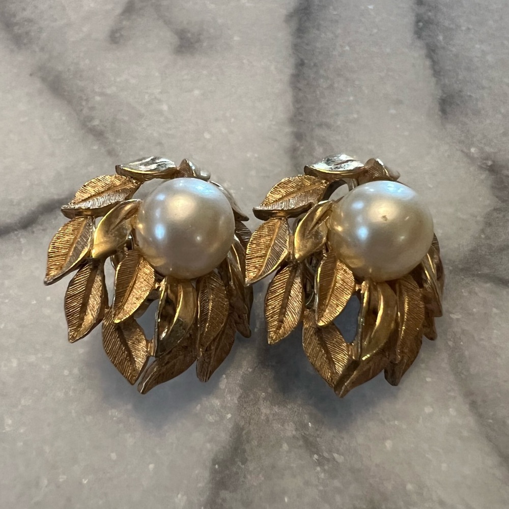 Pearl and Gold Leaves Clip On Earrings 🍃 - Picture 2 of 4